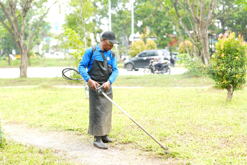 Petugas pertamanan lapangan — Penjaga Hijau Kota Batam