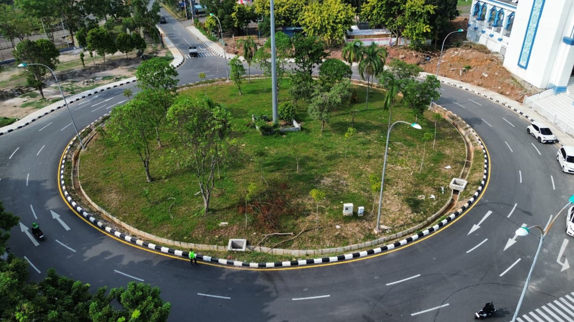 Taman Seputaran  DPRD, Bundaran dan Masjid Agung — foto 11