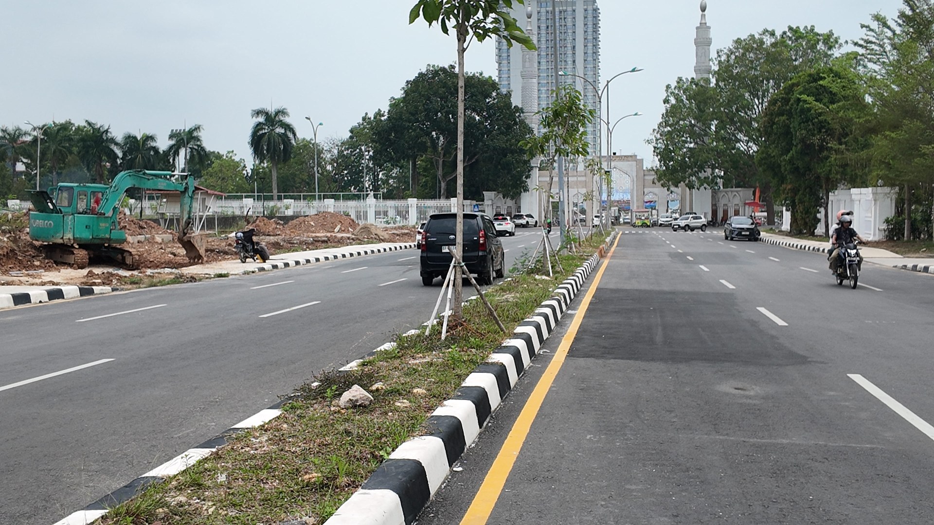 Taman Seputaran  DPRD, Bundaran dan Masjid Agung — foto 4