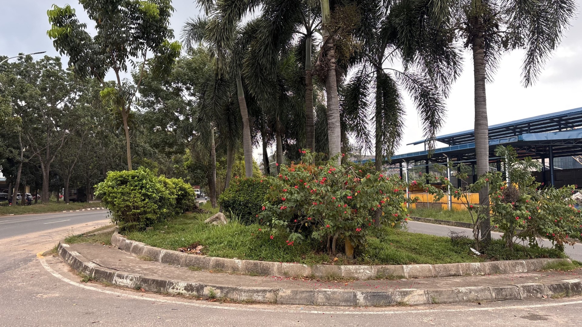 Taman Segitiga Depan Pasar Induk Jodoh — foto 4