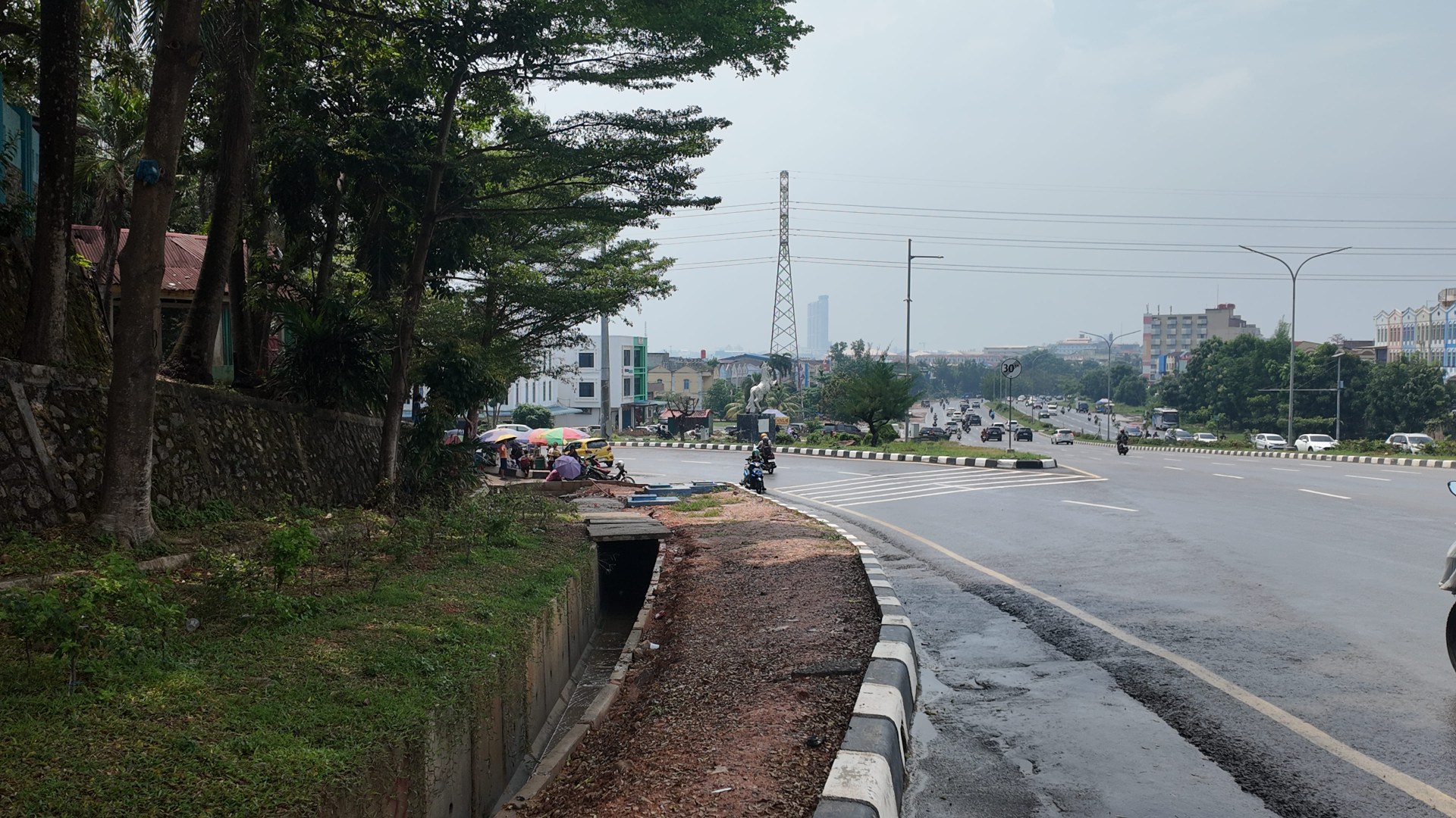 Median Jalan. Simp. Patung Kuda s/d Simp Seraya — foto 1