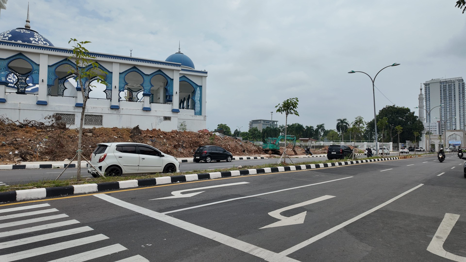 Taman Seputaran  DPRD, Bundaran dan Masjid Agung — foto 2