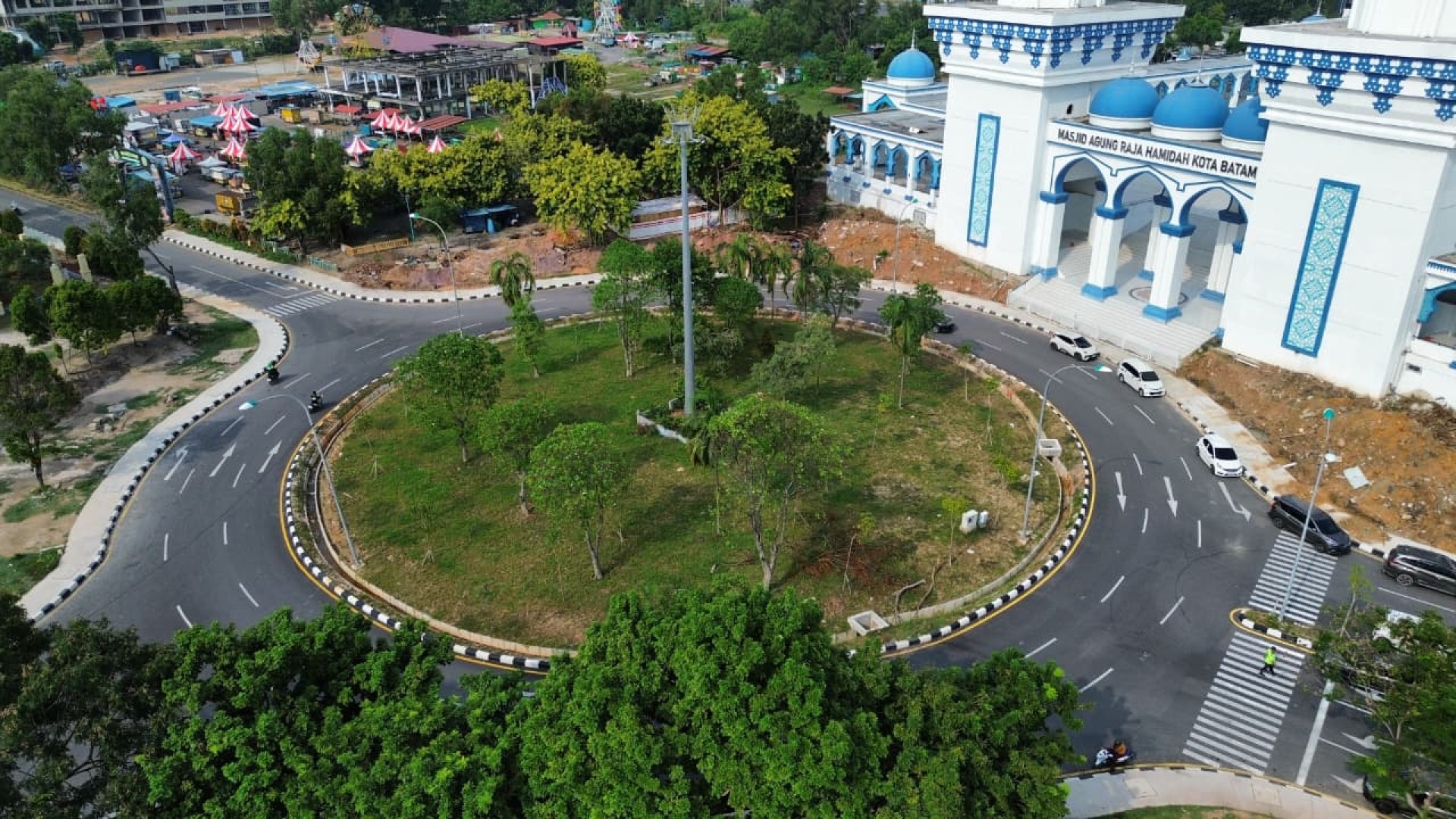 Taman Seputaran  DPRD, Bundaran dan Masjid Agung — foto 9