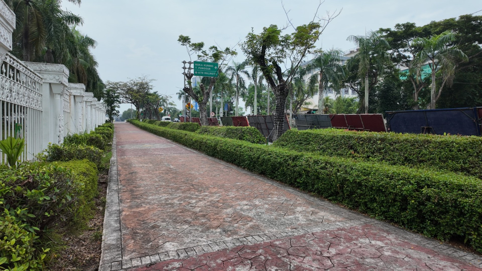 Taman Seputaran Pagar Dataran Engku Putri
