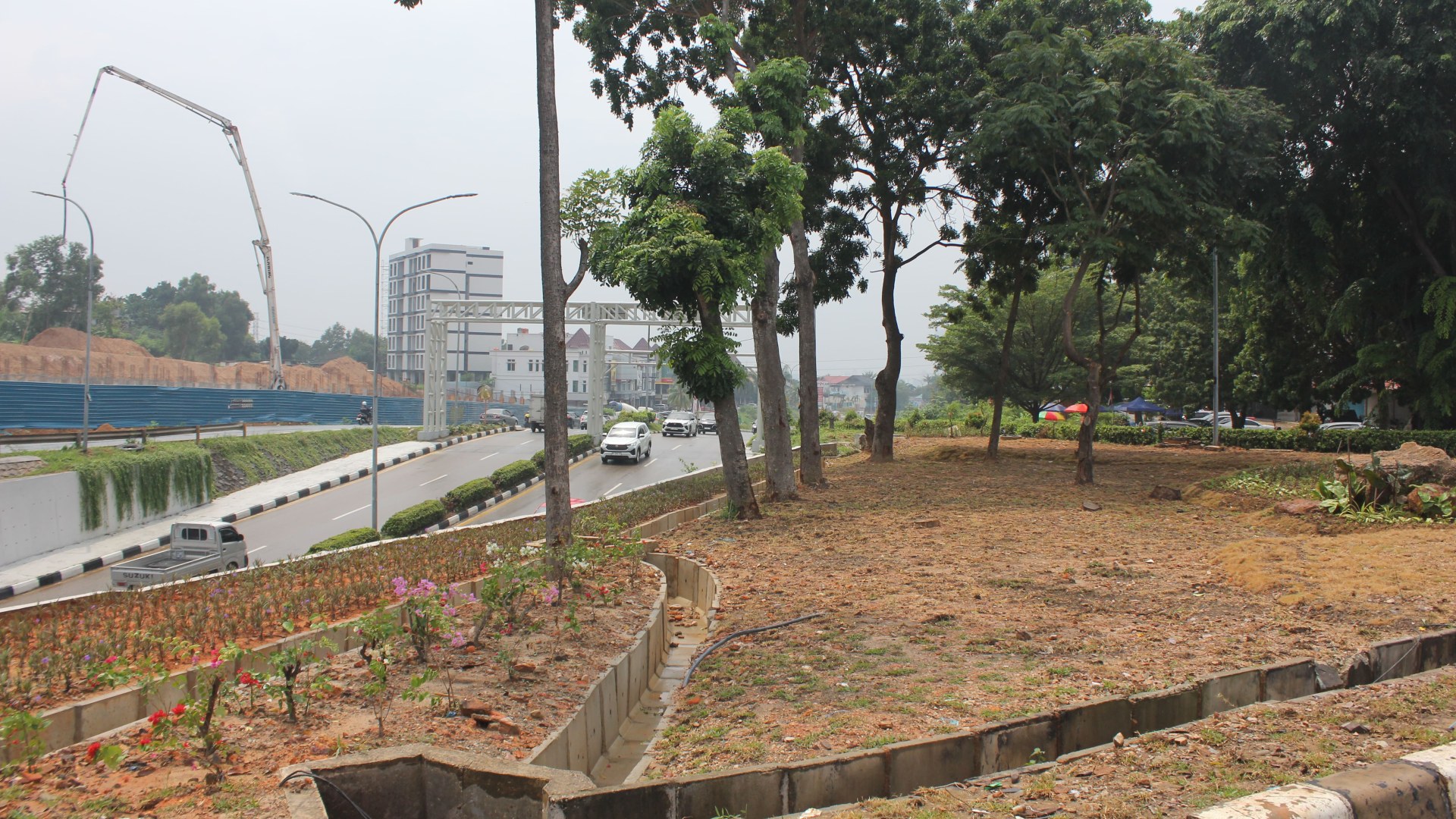 Taman Lengan Jalan Diatas Terowongan — foto 7
